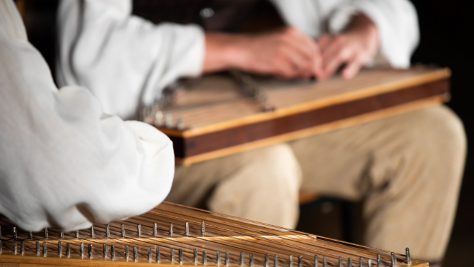 divi koklētāji spēlē kokles