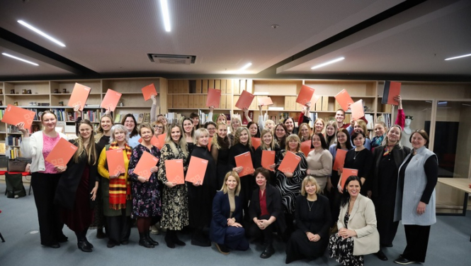 Dziesmu svētku telpā, Mežaparkā, kultūras speciālisti vienojušies kopbildē pēc profesionālās pilnveides kursu pabeigšanas. Visi tur rokās kursa sertifikātu.