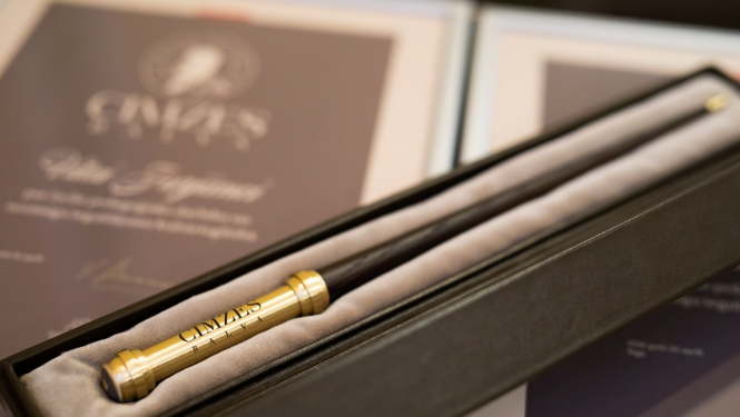 Cimzes balvas zizlis nolikts uz diploma