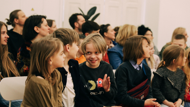 Istabas teātra izrādes “Dzīvs” skatītāji. Foto: Lita Millere