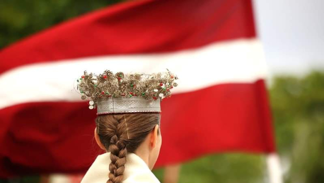 Latvijas karogs un tautumeita