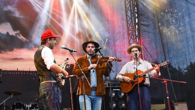 Grupas "Interstate Express" dalībnieki uz skatuves