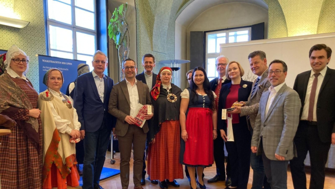 Izstādes "Latvija un tās tautastērpi" dalībnieki