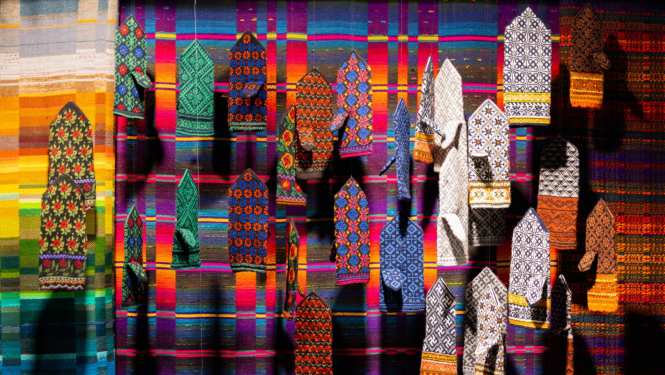 Rakstaini cimdi izstādē