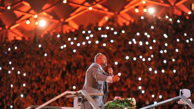 Diriģents_Māris_Sirmais_diriģē_lielo_kopkori_Mežaparka_Lielajā_estrādē