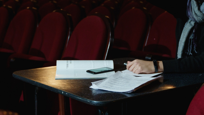 režisora roka tur lugas eksemplāru