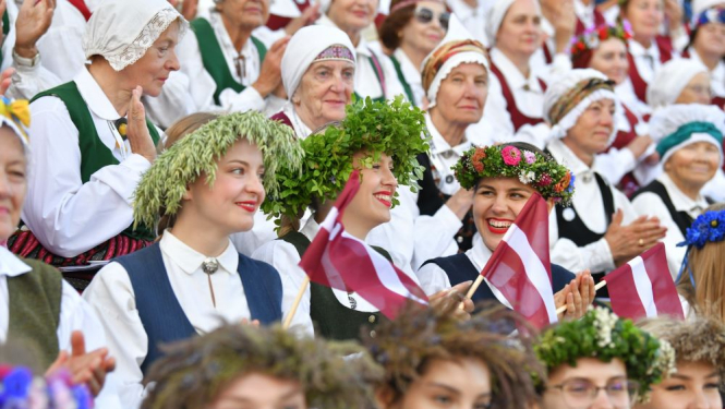 Dziesmu svētku dalībnieki estrādē