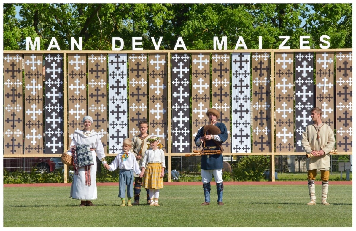 VIII Vidējās paaudzes dejotāju svētki „Dievs man deva maizes zemi"