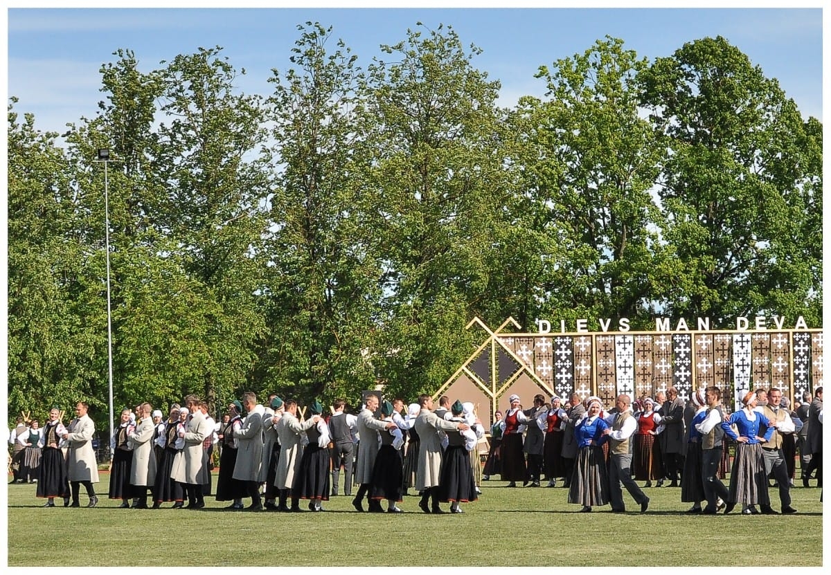 VIII Vidējās paaudzes dejotāju svētki „Dievs man deva maizes zemi"