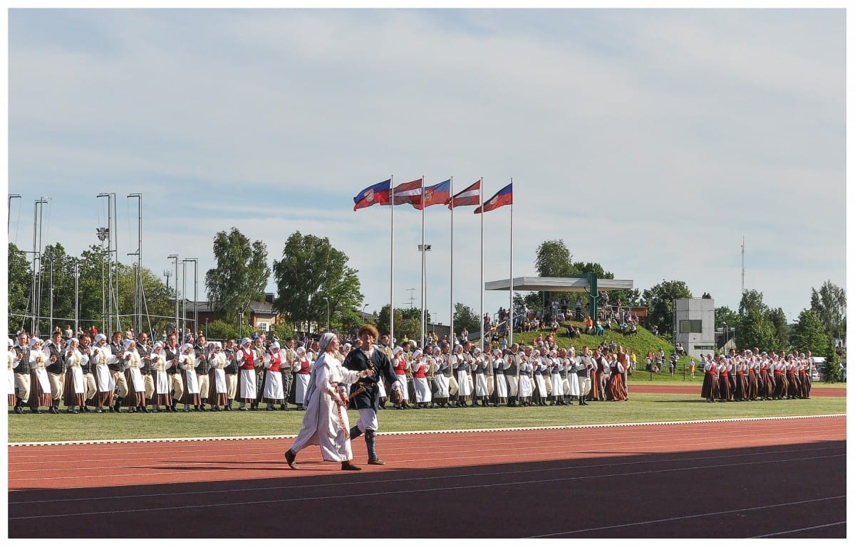 VIII Vidējās paaudzes dejotāju svētki „Dievs man deva maizes zemi"