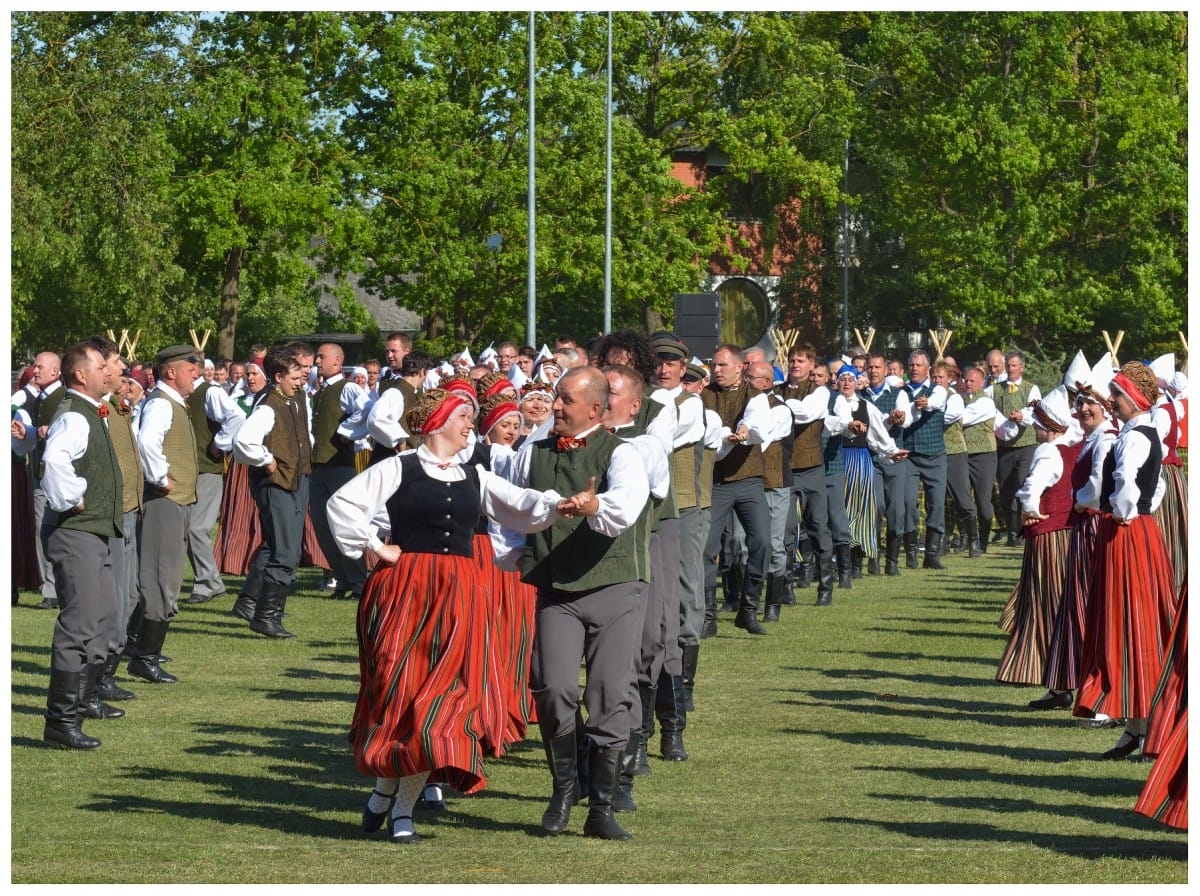 VIII Vidējās paaudzes dejotāju svētki „Dievs man deva maizes zemi"