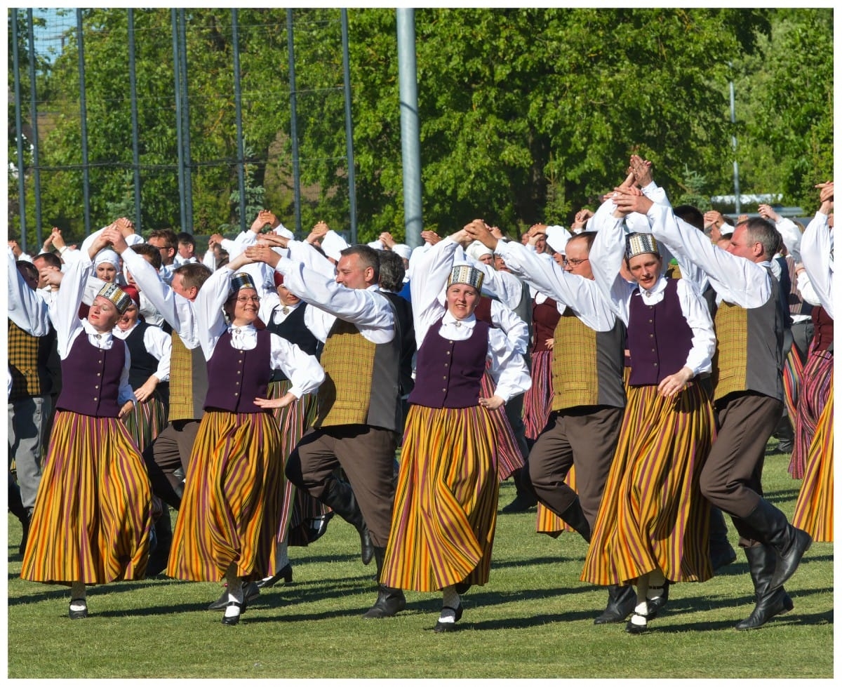 VIII Vidējās paaudzes dejotāju svētki „Dievs man deva maizes zemi"