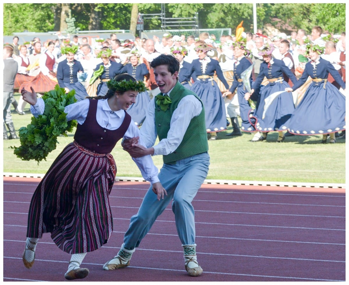 VIII Vidējās paaudzes dejotāju svētki „Dievs man deva maizes zemi"