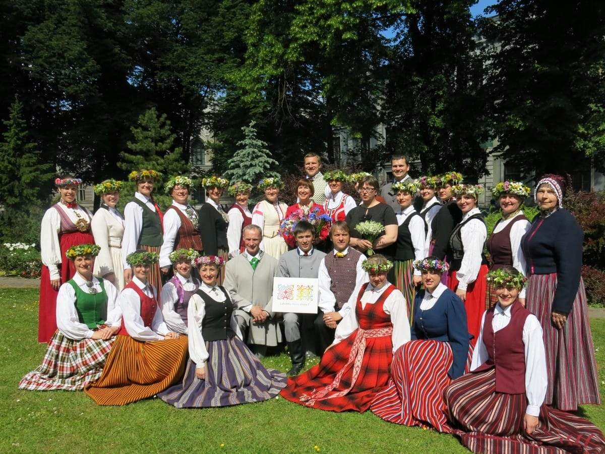 Noslēgusies "Latviešu dejas skola 7"