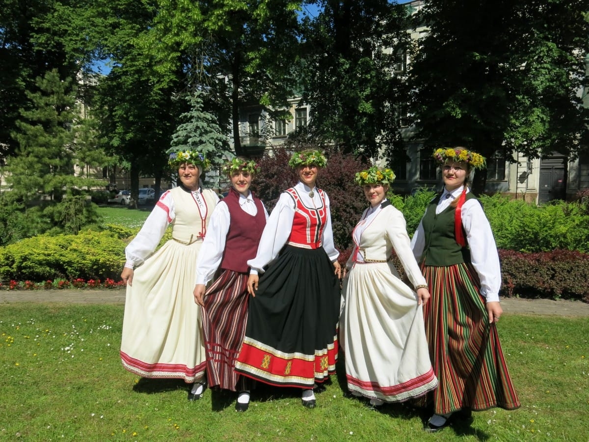 Noslēgusies "Latviešu dejas skola 7"