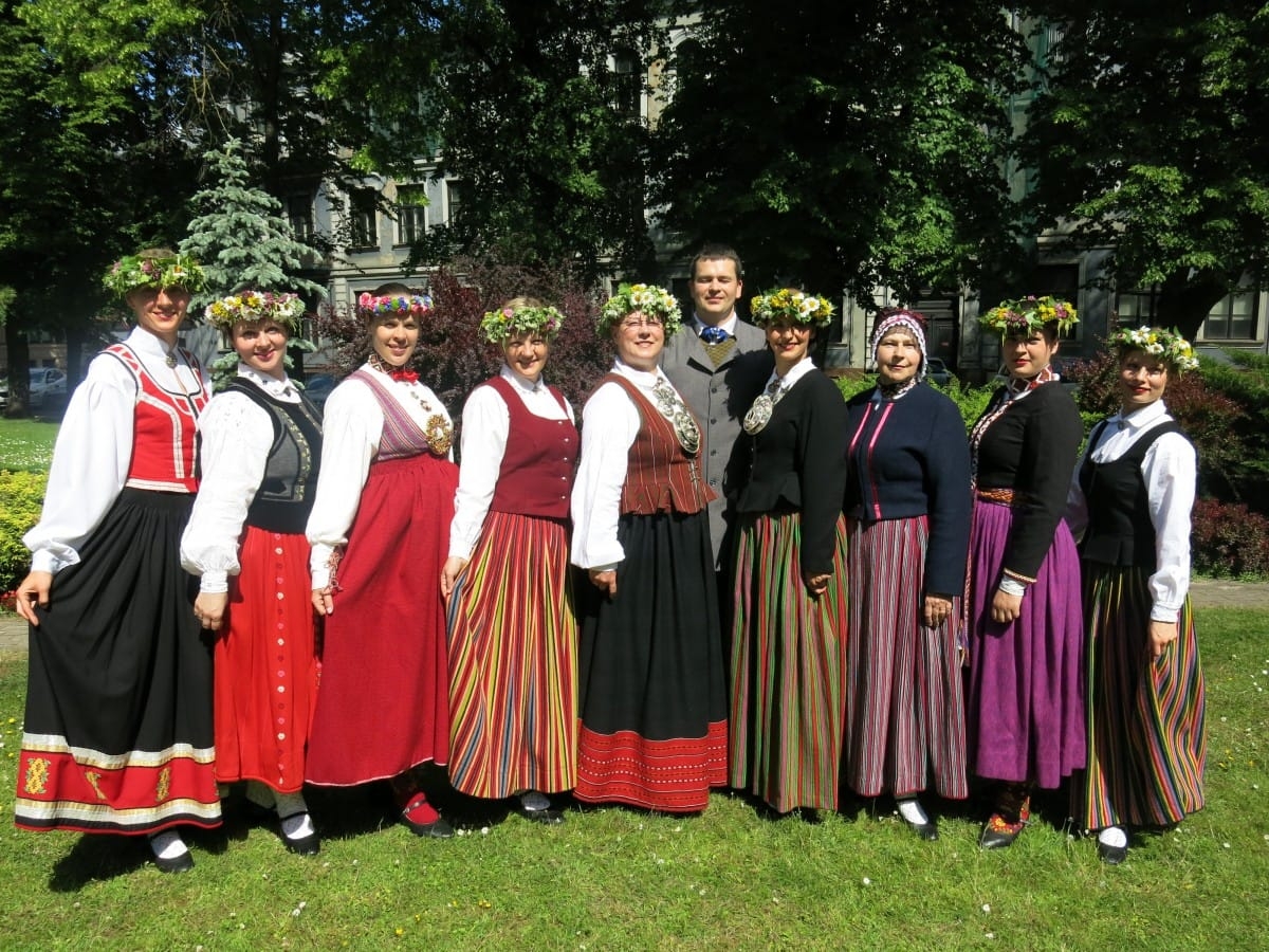 Noslēgusies "Latviešu dejas skola 7"