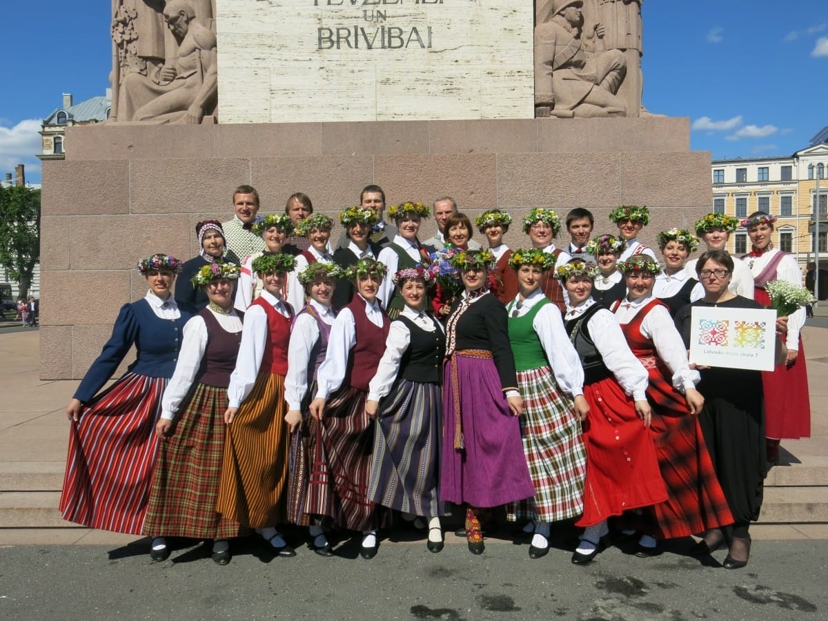 Noslēgusies "Latviešu dejas skola 7"