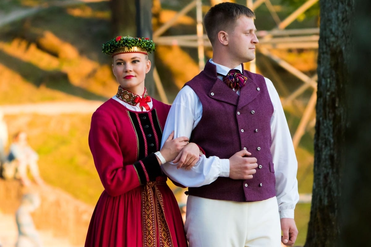 Deju uzvedums "Gredzenus mijot"