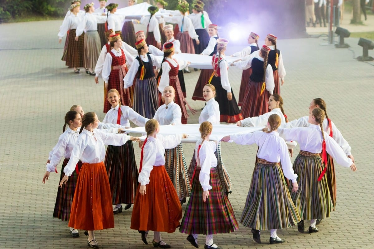 Deju uzvedums "Gredzenus mijot"