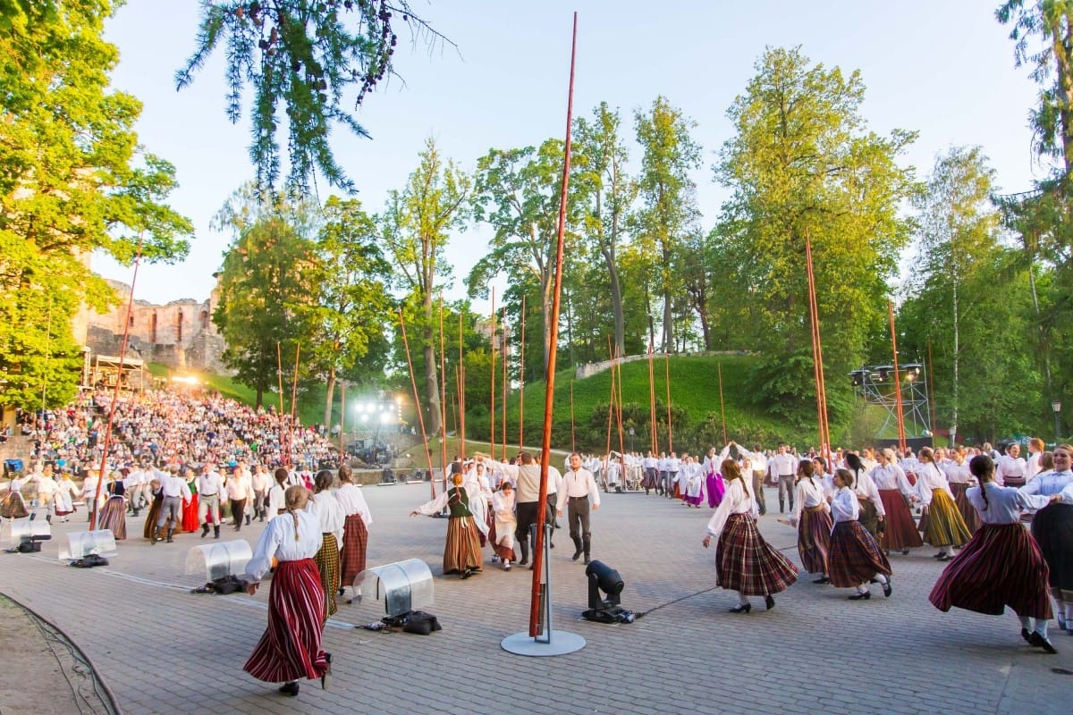 Deju uzvedums "Gredzenus mijot"