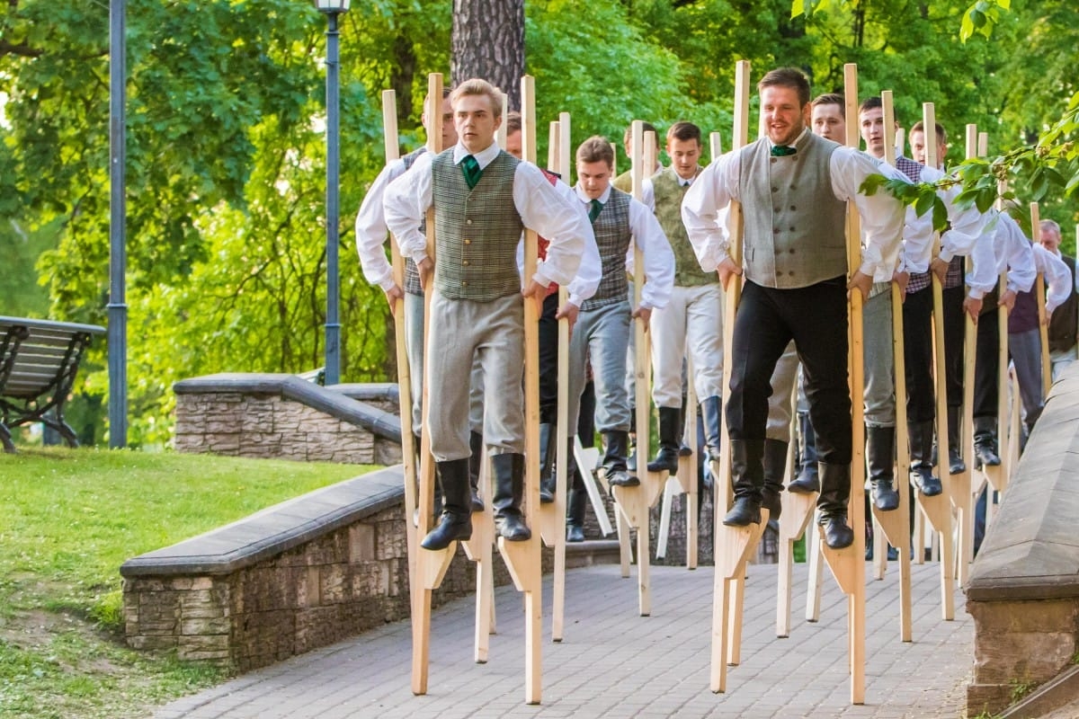 Deju uzvedums "Gredzenus mijot"