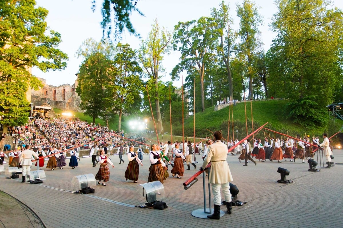 Deju uzvedums "Gredzenus mijot"