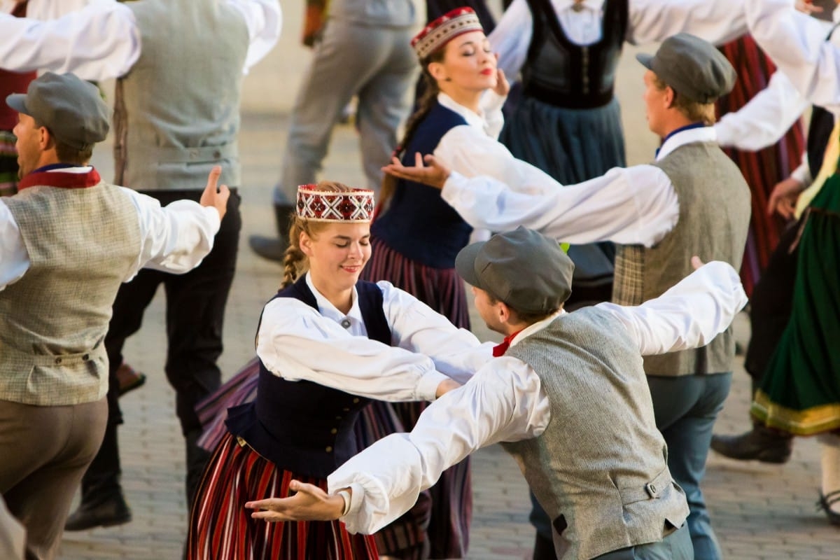 Deju uzvedums "Gredzenus mijot"