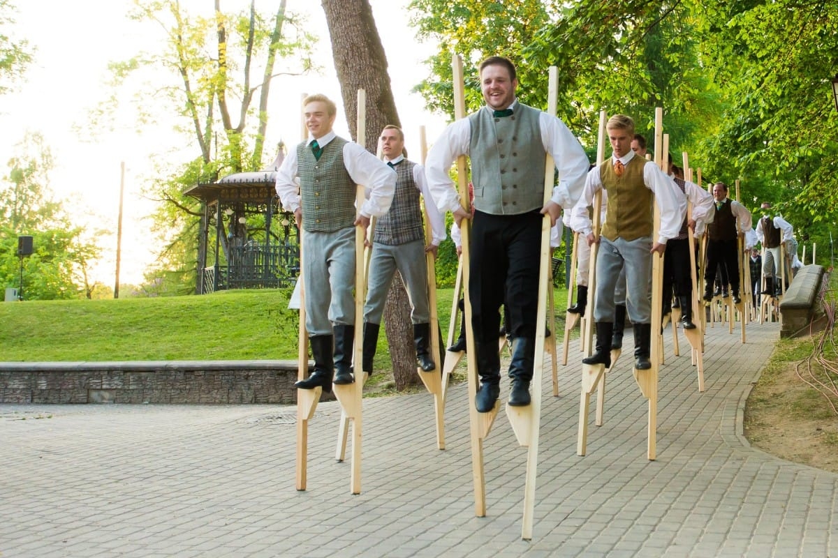 Deju uzvedums "Gredzenus mijot"