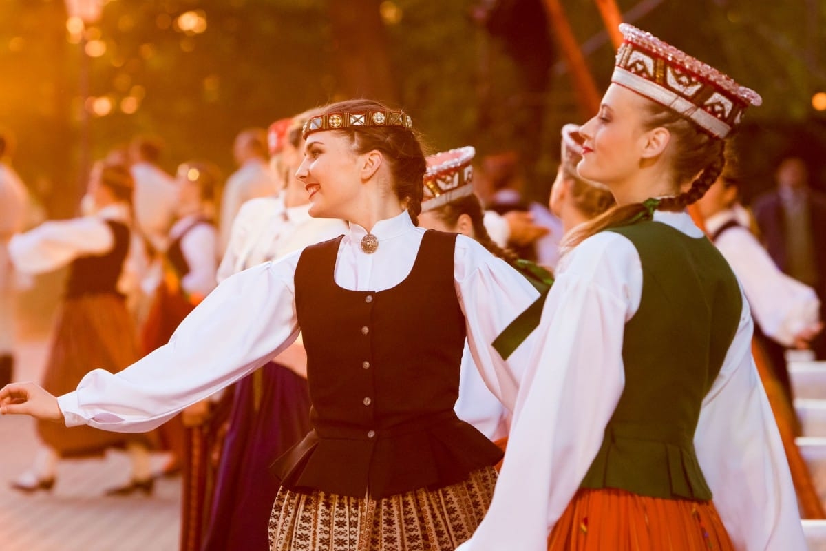 Deju uzvedums "Gredzenus mijot"