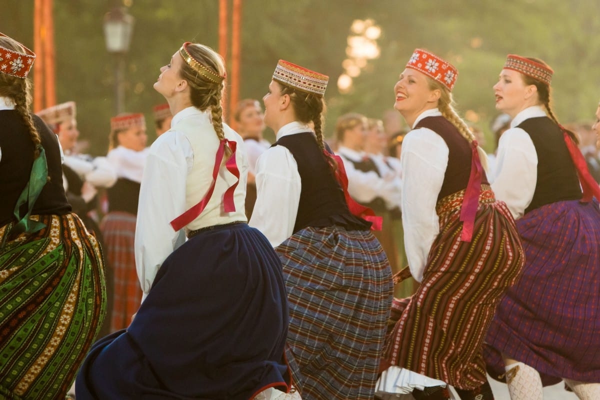 Deju uzvedums "Gredzenus mijot"