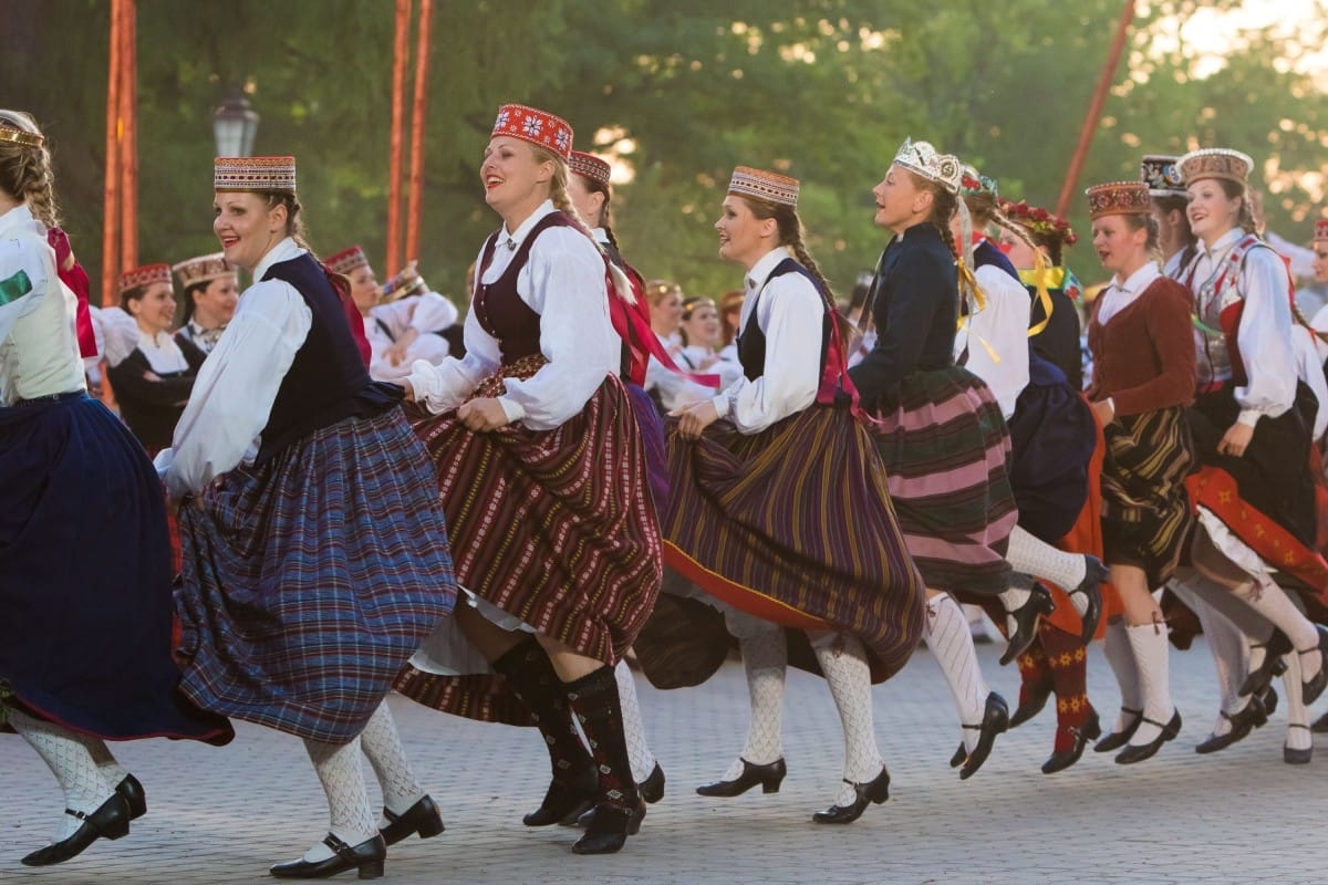 Deju uzvedums "Gredzenus mijot"