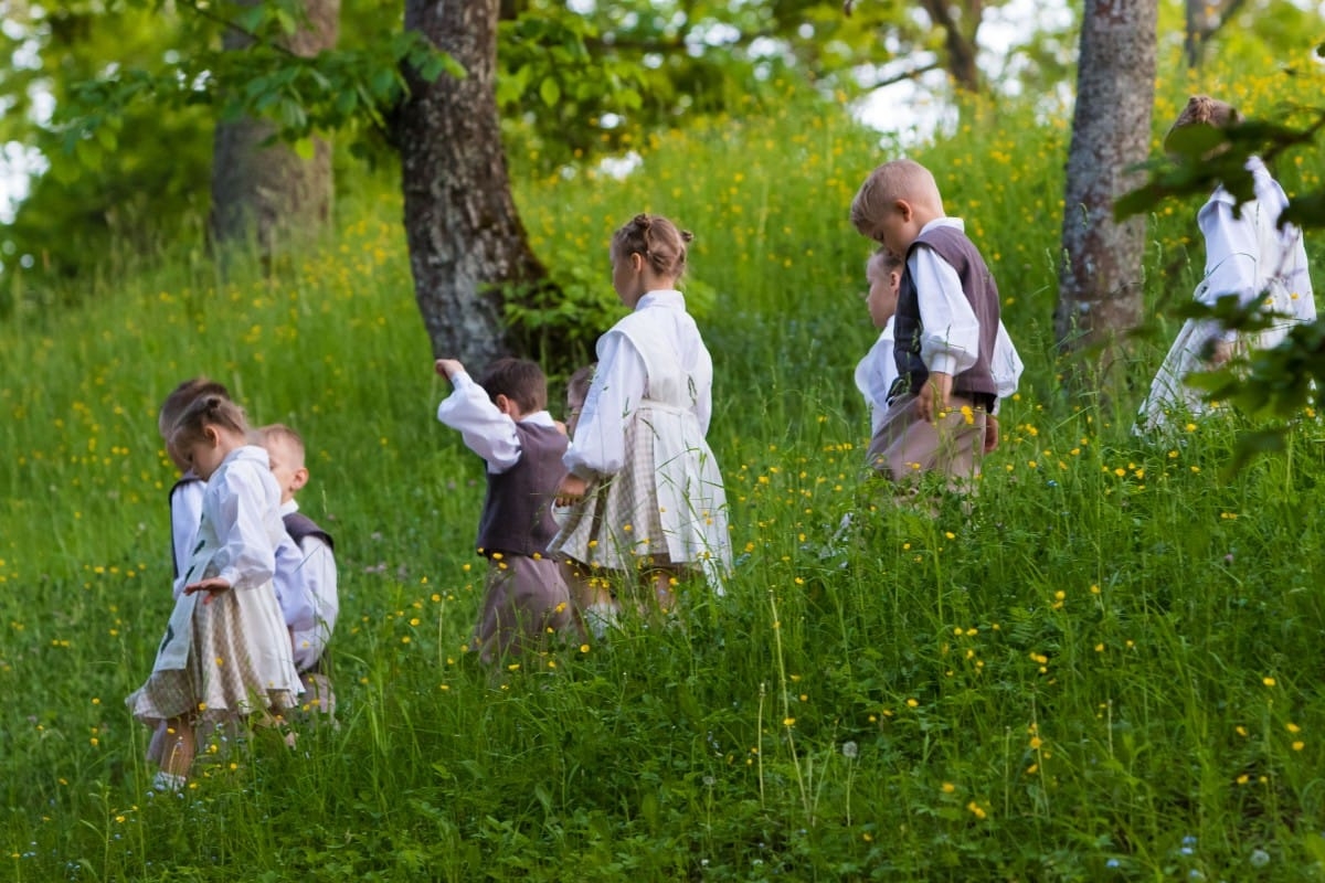 Deju uzvedums "Gredzenus mijot"