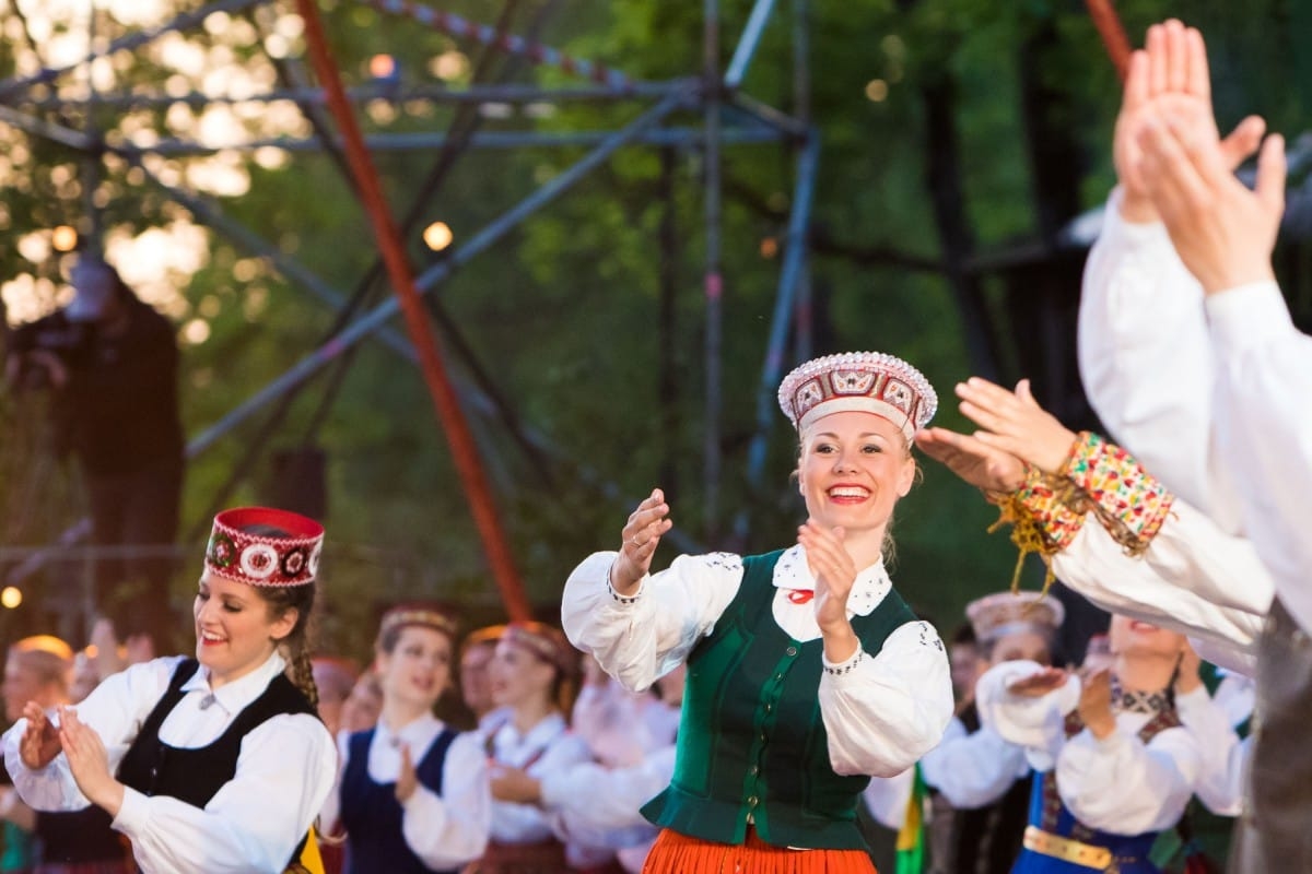 Deju uzvedums "Gredzenus mijot"