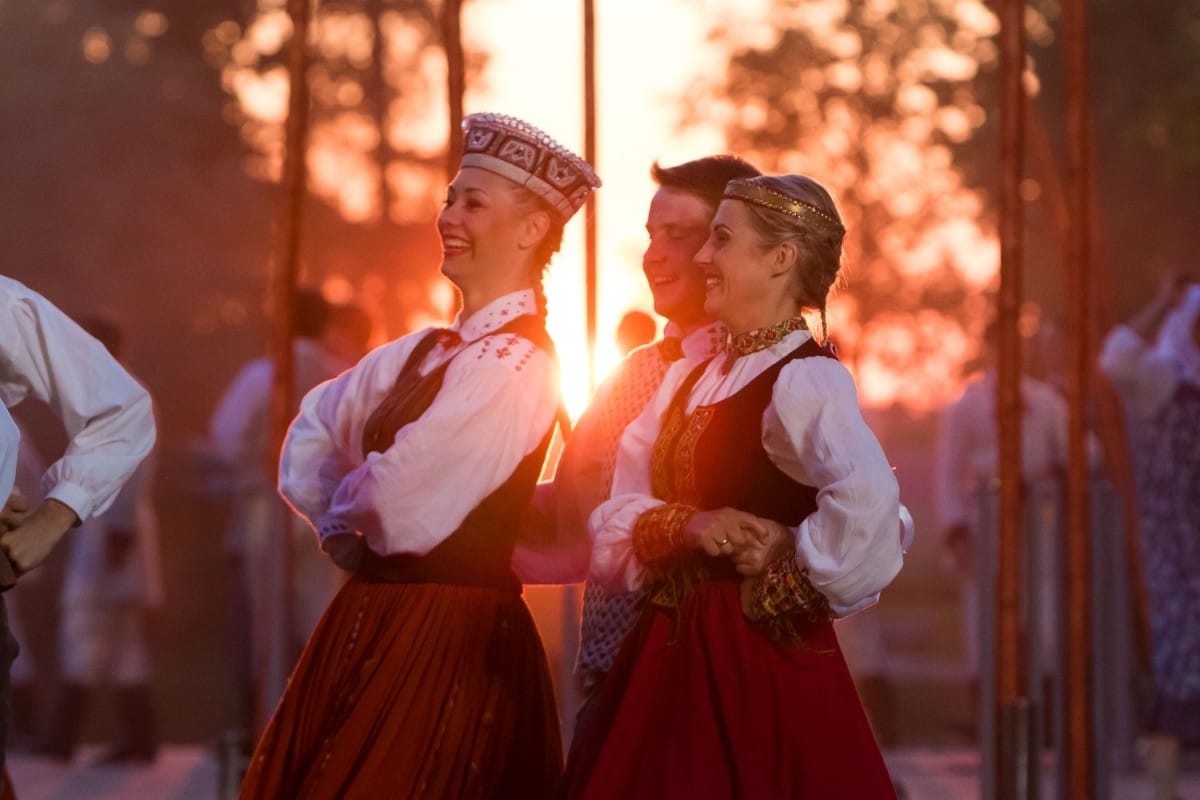 Deju uzvedums "Gredzenus mijot"