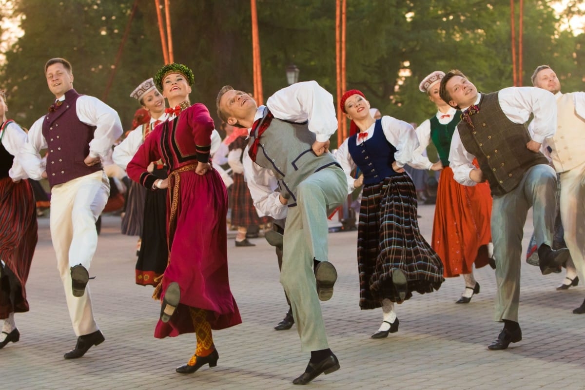 Deju uzvedums "Gredzenus mijot"