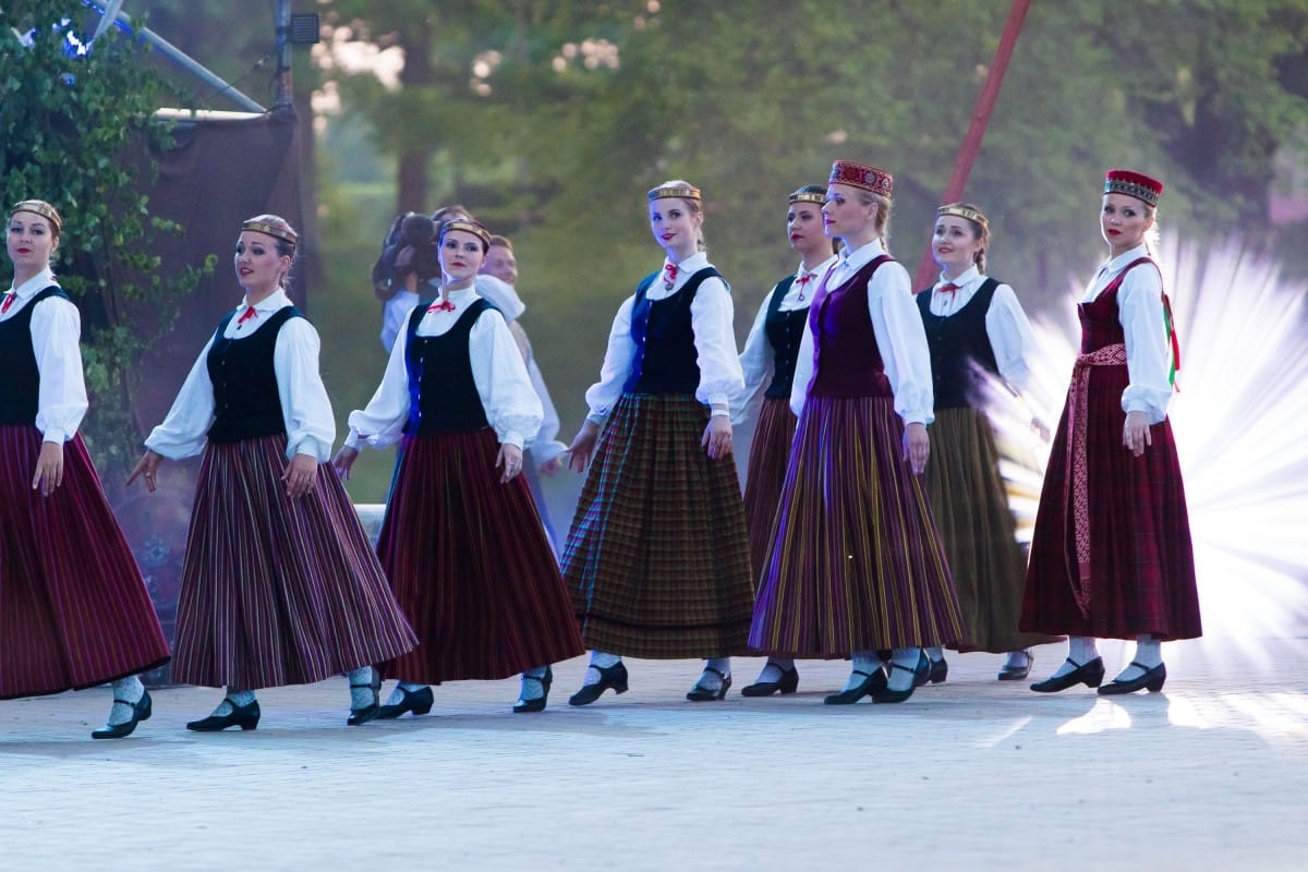 Deju uzvedums "Gredzenus mijot"
