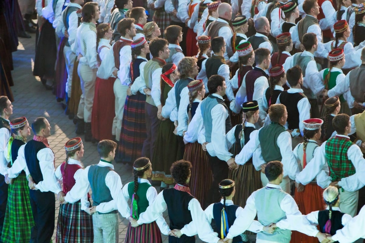 Deju uzvedums "Gredzenus mijot"