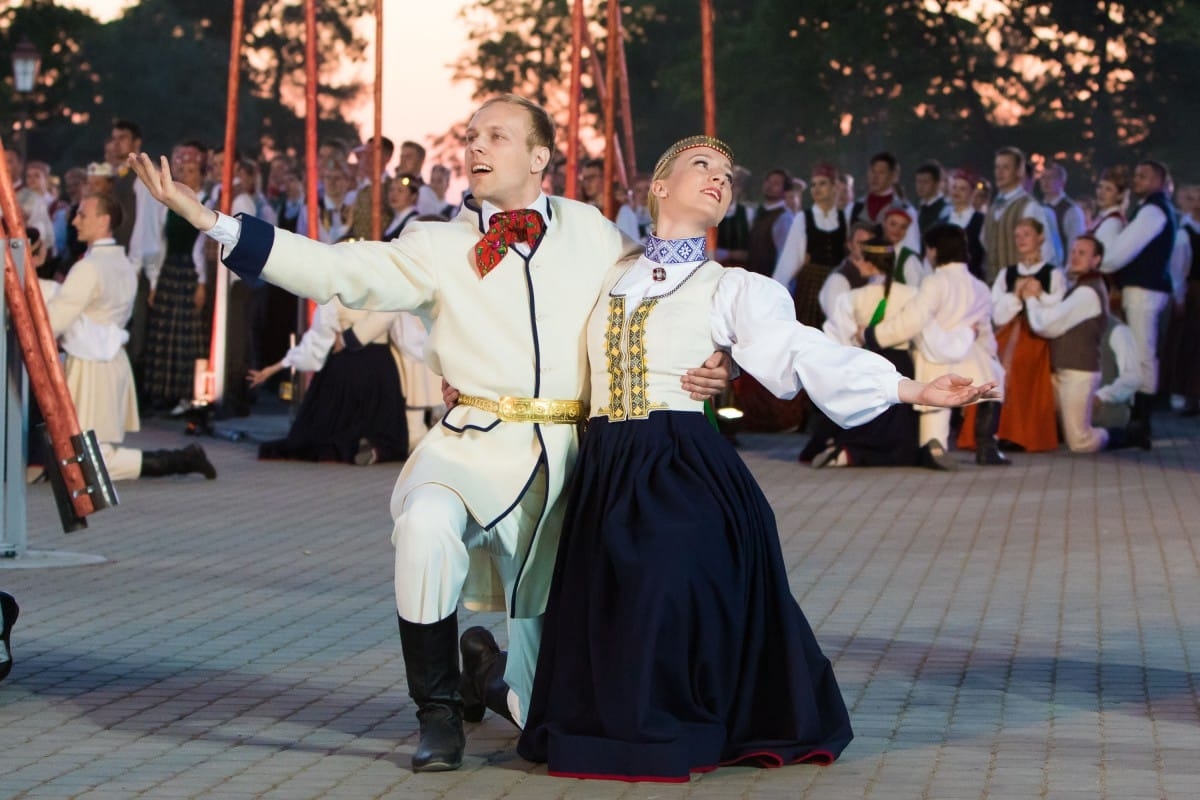 Deju uzvedums "Gredzenus mijot"