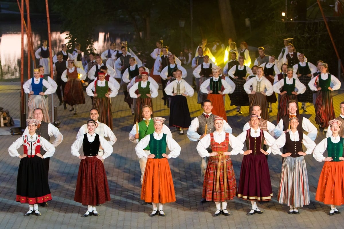 Deju uzvedums "Gredzenus mijot"