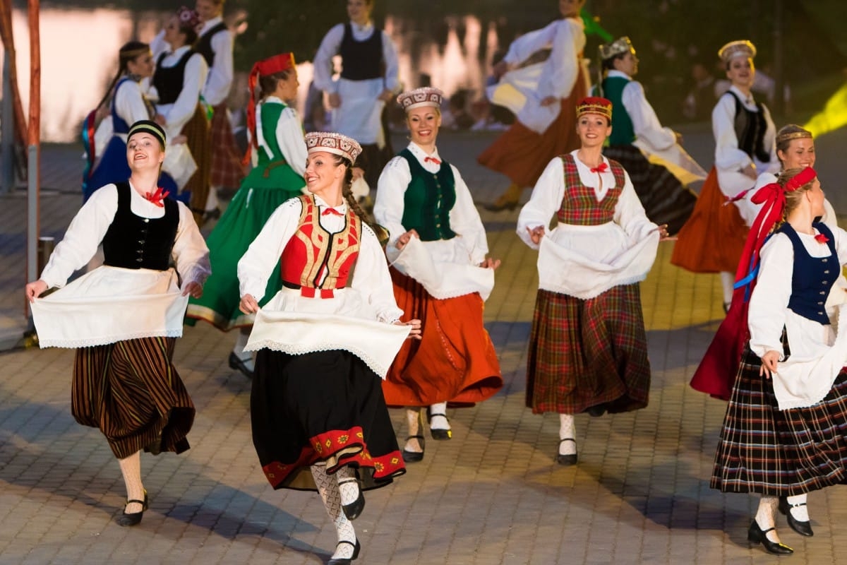 Deju uzvedums "Gredzenus mijot"