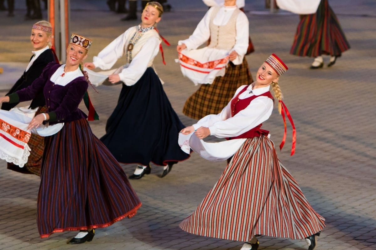 Deju uzvedums "Gredzenus mijot"