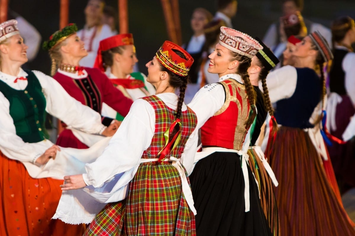 Deju uzvedums "Gredzenus mijot"