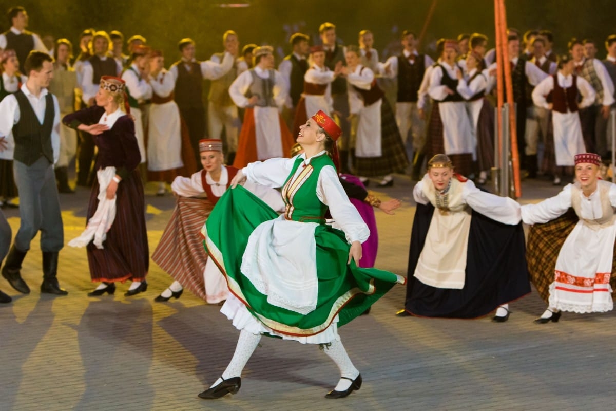 Deju uzvedums "Gredzenus mijot"