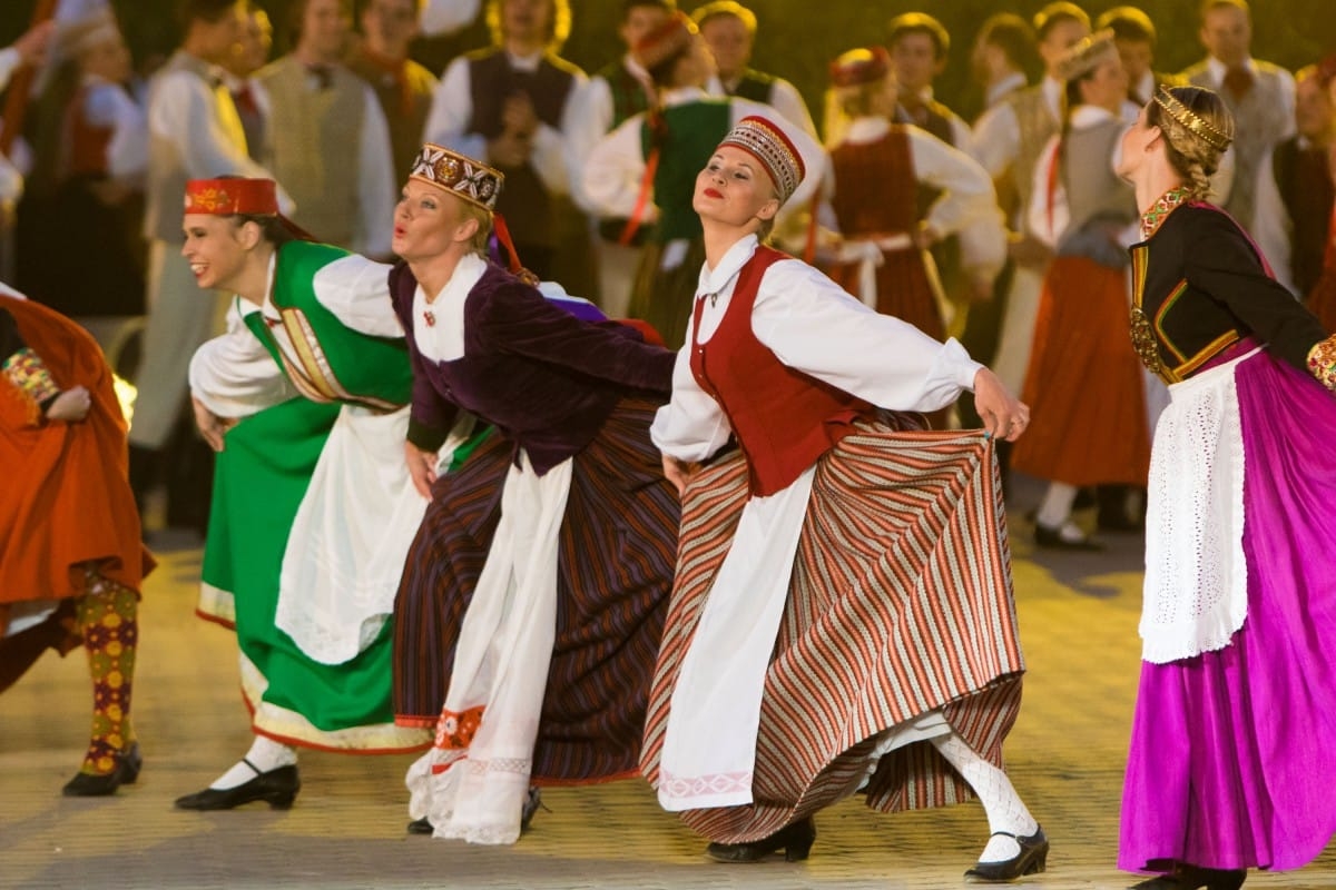 Deju uzvedums "Gredzenus mijot"