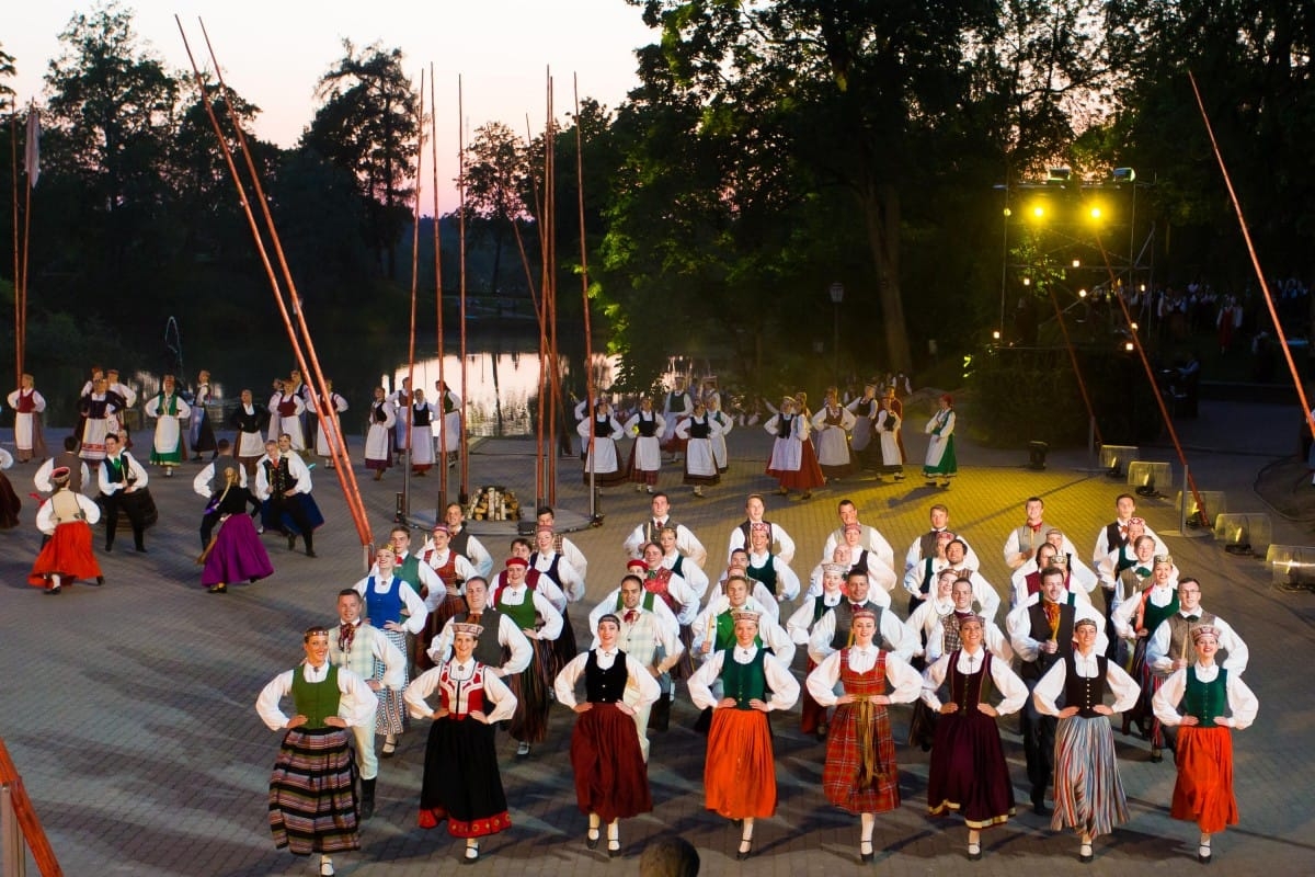 Deju uzvedums "Gredzenus mijot"