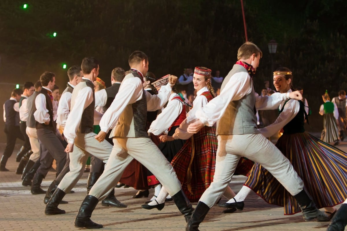 Deju uzvedums "Gredzenus mijot"