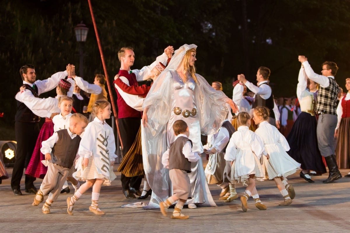 Deju uzvedums "Gredzenus mijot"