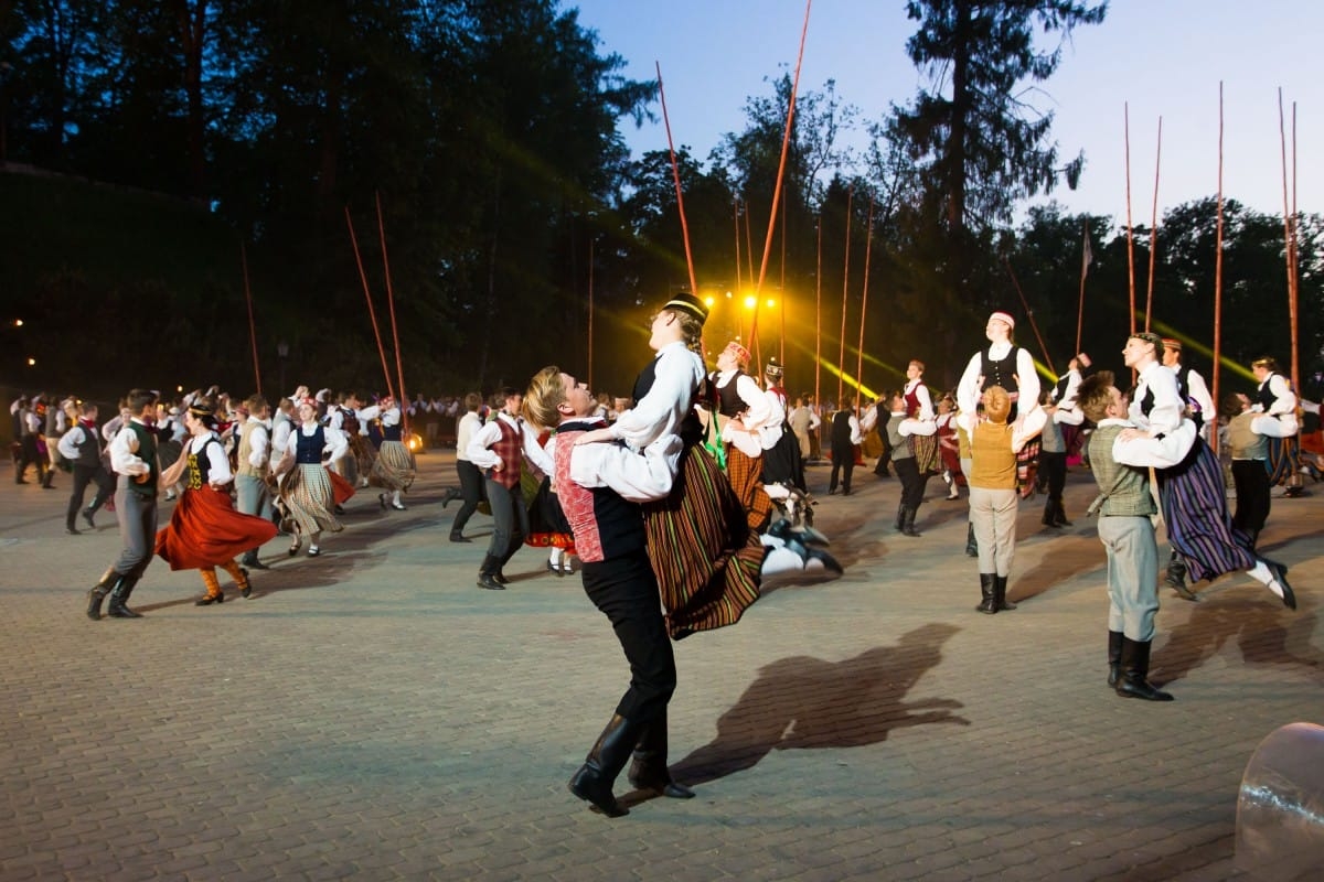 Deju uzvedums "Gredzenus mijot"