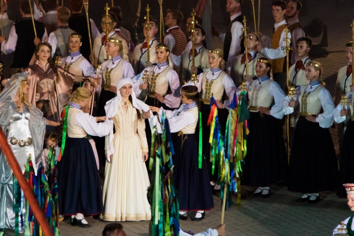 Deju uzvedums "Gredzenus mijot"