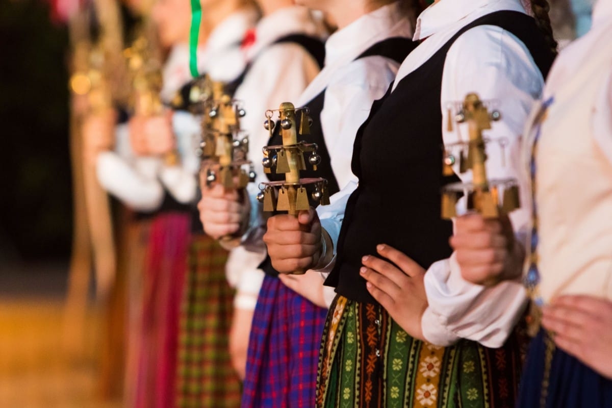 Deju uzvedums "Gredzenus mijot"